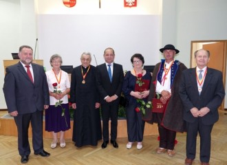 Obrazek: Siedmiu wspaniałych z medalem „Zasłużeni dla Ziemi Sądeckiej”