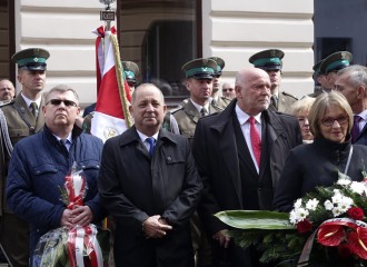 Obrazek: Odsłonięto tablicę upamiętniającą śp. Prezydenta Lecha Kaczyńskiego
