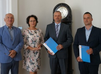 Obrazek: Michał Bulzak i Krzysztof Szewczyk przez kolejnych 5 lat będą kierować szkołami w Nawojowej i Starym Sączu