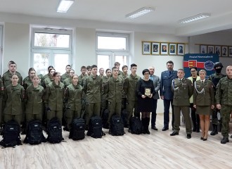 Obrazek: ZS w Marcinkowicach: mundury i sprzęt dla uczniów klasy wojskowej