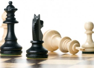 Obrazek: Młodzi grają w szachy